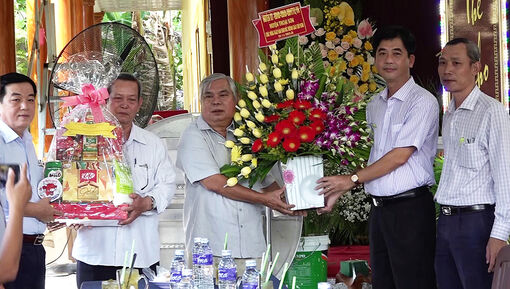 Huyện uỷ, HĐND, UBND, UBMTTQVN huyện Thoại Sơn thăm, chúc mừng Ngày Đản sinh Đức Huỳnh Giáo chủ Phật giáo Hòa Hảo