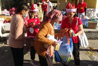 Khám bệnh, tặng quà cho 830 người dân, học sinh Khmer huyện Tri Tôn