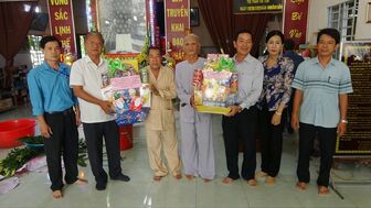 Lãnh đạo huyện Tri Tôn chúc mừng Đại lễ Đản sinh Đức Huỳnh Giáo chủ