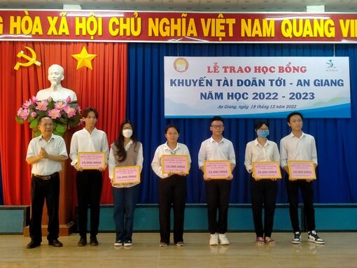 48 sinh viên xuất sắc nhận Học bổng Khuyến tài Doãn Tới An Giang