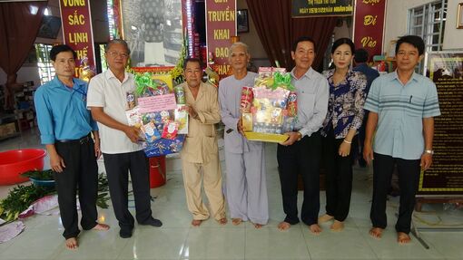 Lãnh đạo huyện Tri Tôn chúc mừng Đại lễ Đản sinh Đức Huỳnh Giáo chủ