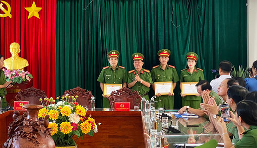 Ban Giám đốc Công an An Giang khen thưởng đột xuất Công an TP. Long Xuyên về thành tích thực hiện dịch vụ công trực tuyến