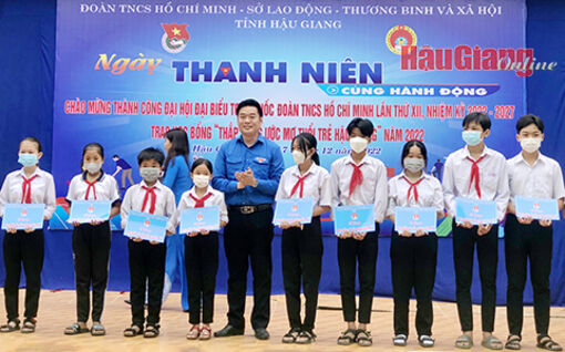 Hậu Giang: Tặng học bổng “Thắp sáng ước mơ” cho học sinh nghèo