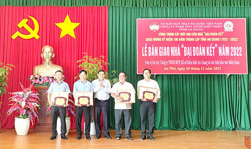 Bàn giao 50 căn nhà Đại đoàn kết cho hộ nghèo ở An Phú