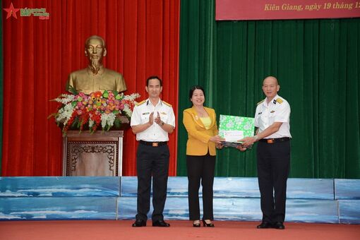 Đoàn công tác Vùng 5 Hải quân đi thăm, chúc Tết quân và dân trên các đảo Tây Nam