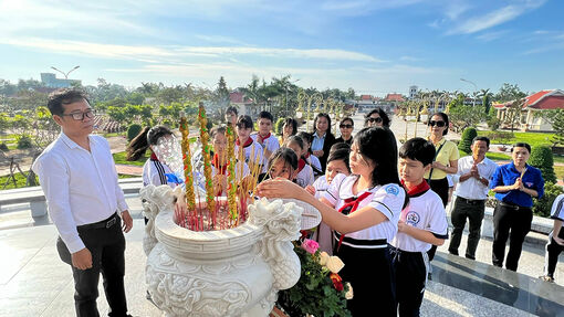 Học sinh tiêu biểu và thầy, cô Trường Tiểu học Lê Quý Đôn dâng hương, viếng Nghĩa trang liệt sĩ tỉnh