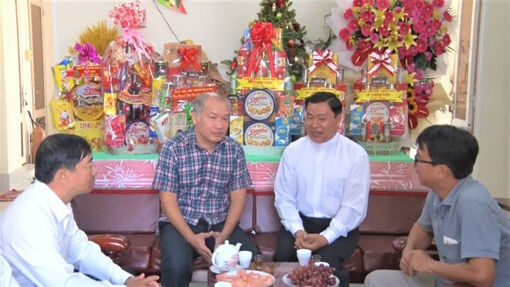 Trưởng ban Dân vận Tỉnh ủy An Giang Võ Nguyên Nam và Bí thư Thành ủy, Chủ tịch UBND TP. Châu Đốc Lâm Quang Thi thăm nhà thờ Châu Đốc nhân dịp Giáng sinh