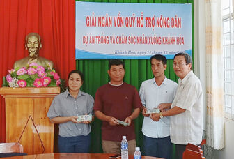 Giải ngân 500 triệu đồng hỗ trợ hội viên nông dân Châu Phú