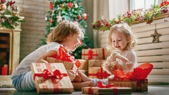Noel nên tặng quà gì cho bé?