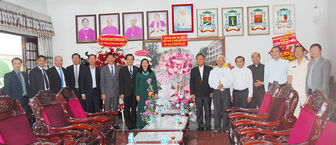 Trưởng ban Dân vận Trung ương Bùi Thị Minh Hoài chúc Giáng sinh tại Tòa Giám mục Long Xuyên