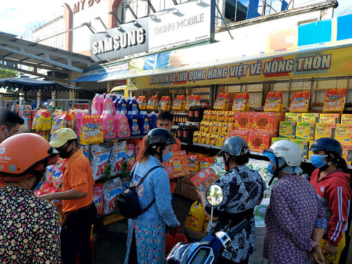 An Giang: Người dân ủng hộ chuyến xe hàng Việt về nông thôn