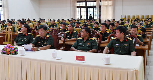 Tuyên truyền kỷ niệm 50 năm chiến thắng Hà Nội - Điện Biên Phủ trên không