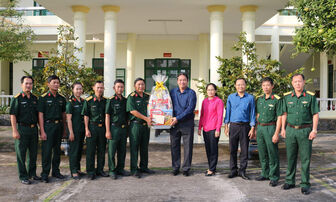 Bí thư Huyện ủy Châu Thành Lê Phước Dũng thăm, chúc mừng ngày thành lập Quân đội nhân dân Việt Nam