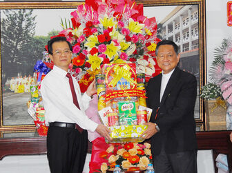Bí thư Tỉnh ủy An Giang Lê Hồng Quang chúc Giáng sinh tại Tòa Giám mục Long Xuyên