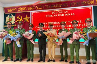 Thưởng nóng chuyên án bắt giữ đối tượng vận chuyển ma tuý có vũ khí ở Sơn La