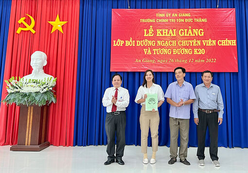 Trường Chính trị Tôn Đức Thắng khai giảng lớp bồi dưỡng kiến thức quản lý nhà nước ngạch Chuyên viên chính