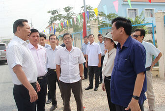 Phó Chủ tịch UBND tỉnh An Giang Trần Anh Thư kiểm tra công trình trọng điểm ở huyện Chợ Mới