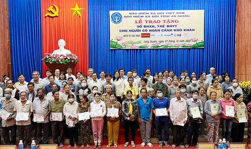 1.675 người dân TP. Long Xuyên được tặng sổ bảo hiểm xã hội và thẻ bảo hiểm y tế