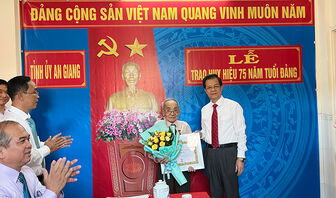 Trao Huy hiệu 75 năm tuổi Đảng cho đồng chí Trần Sơn Hà