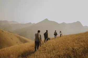 Check-in điểm "sống ảo" mới nổi đồi cỏ cháy đẹp như phim ở Cao Bằng