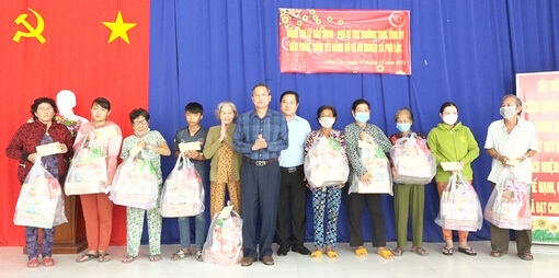 Phó Bí thư Thường trực Tỉnh ủy An Giang Lê Văn Nưng chúc Tết Đảng bộ và hộ nghèo xã biên giới Phú Lộc