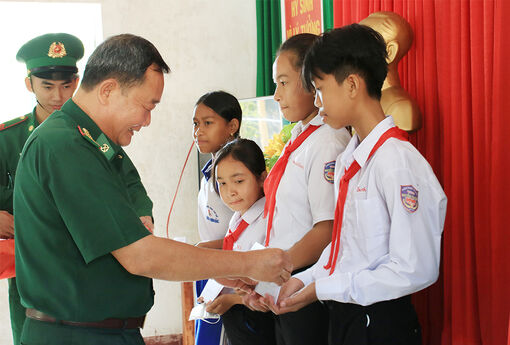 22 học sinh dân tộc thiểu số An Giang được hỗ trợ dài hạn