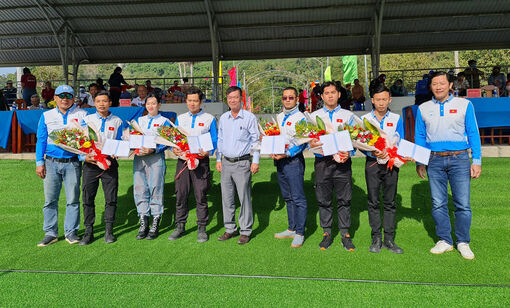Biểu diễn dù lượn dưới chân Phụng Hoàng Sơn mừng năm mới 2023
