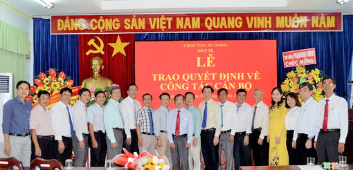 Sở Y tế An Giang trao quyết định công tác cán bộ