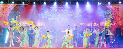Biểu diễn Chương trình nghệ thuật chào năm mới và giao lưu các giọng ca đạt giải tỉnh An Giang