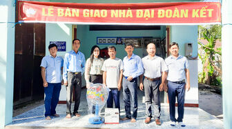 Bàn giao 10 căn nhà Đại đoàn kết cho hộ nghèo huyện Tịnh Biên