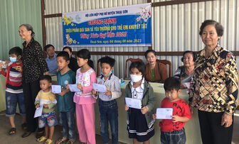 Hội Liên hiệp Phụ nữ huyện Thoại Sơn trao quà Tết cho trẻ em khuyết tật
