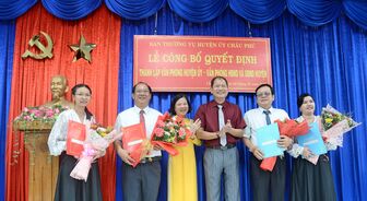 Huyện ủy, UBND huyện Châu Phú trao quyết định cán bộ