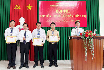 Trường Chính trị Tôn Đức Thắng trao giải Hội thi học viên giỏi lý luận chính trị