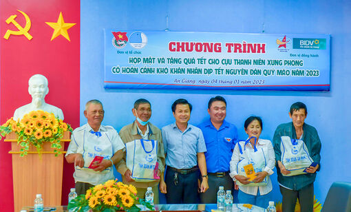 Họp mặt và tặng quà Tết cho cựu thanh niên xung phong có hoàn cảnh khó khăn