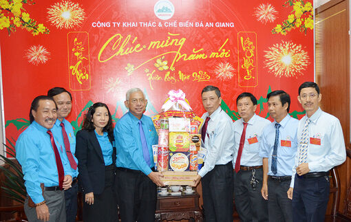 Liên đoàn Lao động tỉnh An Giang tặng quà Tết công nhân lao động hoàn cảnh khó khăn