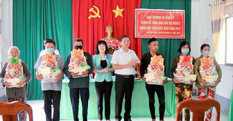 Trưởng ban Nội chính Tỉnh ủy An Giang Lưu Vĩnh Nguyên thăm, tặng quà người dân xã Mỹ Hội Đông