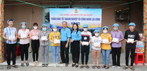 Liên đoàn Lao động tỉnh An Giang thăm, chúc Tết doanh nghiệp và đoàn viên có hoàn cảnh khó khăn