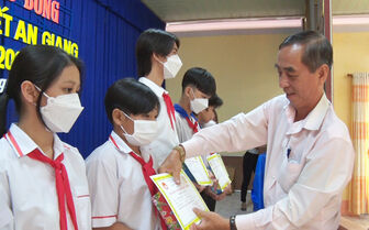 Trao hơn 230 suất Học bổng Xổ số Kiến thiết An Giang cho học sinh huyện Phú Tân