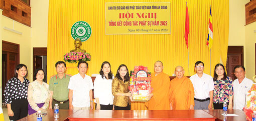 Bí thư Thành ủy, Chủ tịch UBND TP. Long Xuyên Đặng Thị Hoa Rây thăm chúc Tết các cơ sở tôn giáo