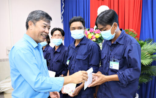 Những phần quà ấm áp với công nhân môi trường đón xuân về