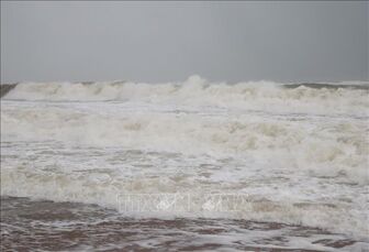 Cảnh báo gió mạnh, sóng lớn và mưa dông trên các vùng biển