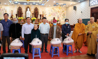 Tặng quà Tết cho 150 hộ nghèo, khuyết tật ở thị trấn An Châu và xã Hòa Bình Thạnh