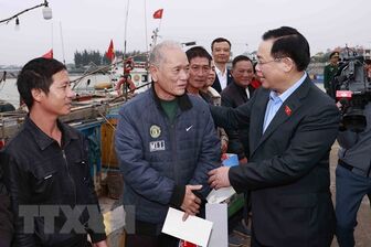 Chủ tịch Quốc hội Vương Đình Huệ trao quà Tết tặng ngư dân Quảng Bình