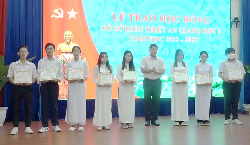 Chợ Mới trao 487 suất Học bổng Xổ số Kiến thiết An Giang