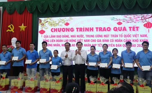 Phó Thủ tướng Lê Minh Khái tặng quà công nhân ở Long An