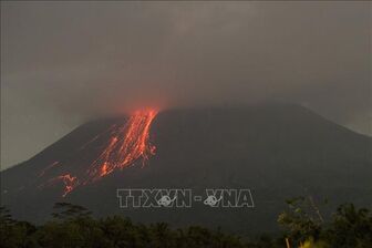 Indonesia sơ tán hàng trăm người leo núi khỏi khu vực núi lửa phun trào