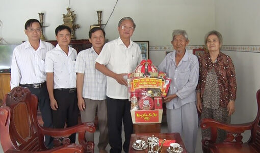 Bí thư Huyện ủy Tri Tôn chúc Tết Anh hùng Hai Cư