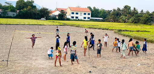 Những trận cầu nảy lửa trên sân ruộng