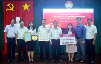 Agribank chi nhánh tỉnh An Giang hỗ trợ 500 triệu đồng tặng "Quà Tết cho người nghèo"