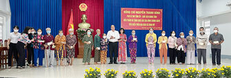 Chủ tịch UBND tỉnh An Giang Nguyễn Thanh Bình tặng 50 phần quà cho các gia đình chính sách tiêu biểu xã Bình Mỹ